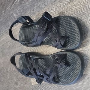 2 strap black chacos